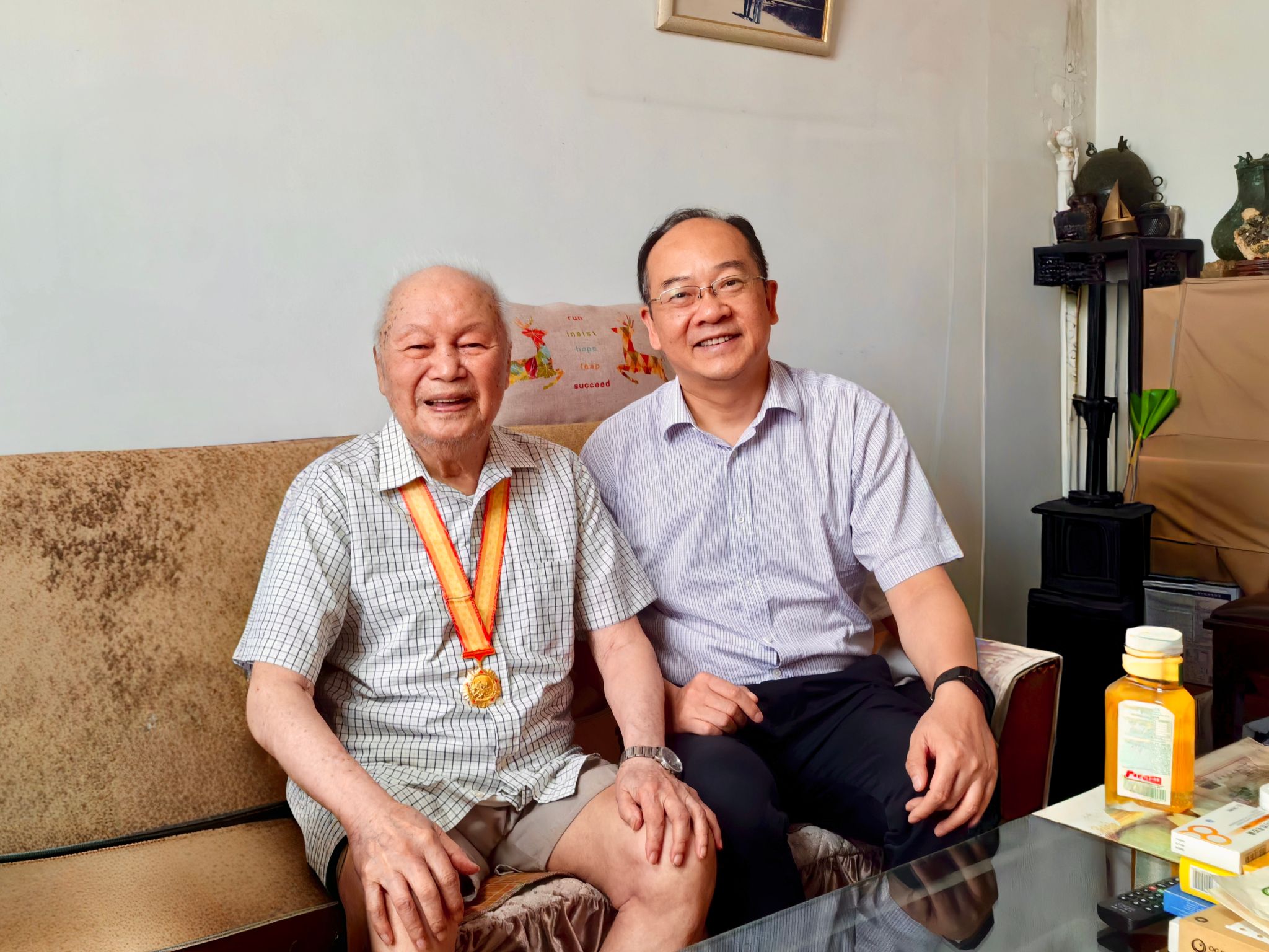 党委副书记、纪委书记、监察专员周建军慰问萧安民.jpg 党委副书记、纪委书记、监察专员周建军慰问萧安民.jpg